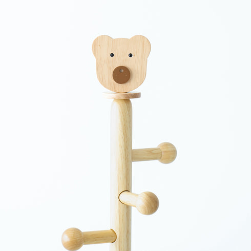 【てっぺんの可愛いお友達】
ポールハンガーのてっぺんでは、きょとんとした表情が愛らしいクマさんが、お子様のお片付けを優しく見守ってくれます。